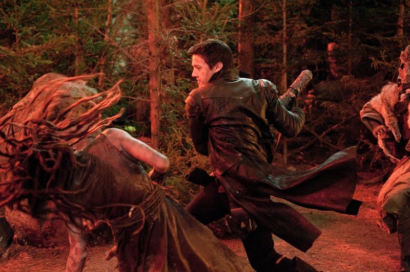 Jeremy Renner Durante Un Combattimento In Una Scena Di Hansel Gretel