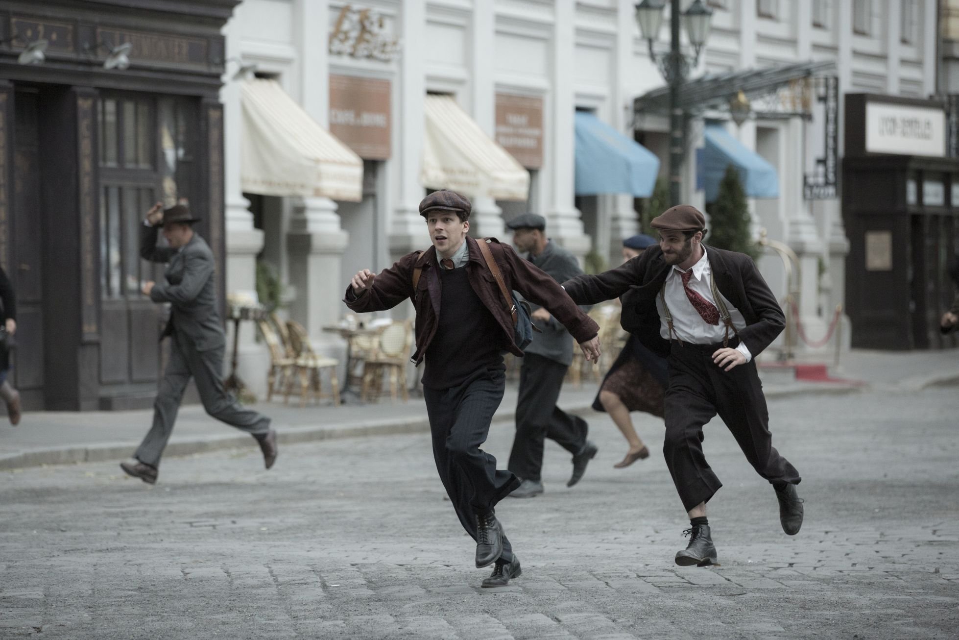 Resistance La Voce Del Silenzio Jesse Eisenberg In Una Scena Del