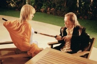Il confronto finale tra David Carradine e Uma Thurman in una scena del film Kill Bill: Volume 2
