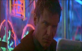 Ford in una scena del film BLADE RUNNER