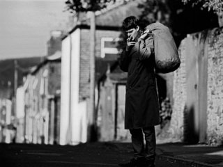 Sam Riley in una scena del film biografico Control