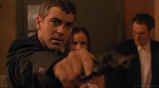 George Clooney con Juliette Lewis e Quentin Tarantino in una scena di Dal tramonto all\'alba
