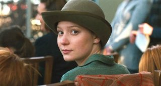 Mia Wasikowska in una scena di Restless