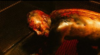 Tom Hardy irriconoscibile in una scena di Bronson
