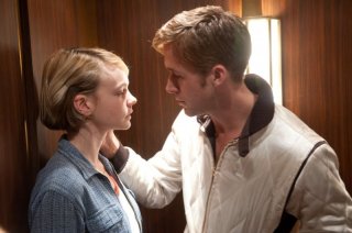 Ryan Gosling con Carey Mulligan in una sequenza di Drive