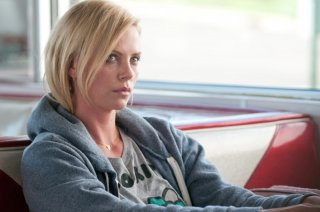 Young Adult: Charlize Theron serissima in un'immagine tratta dal film
