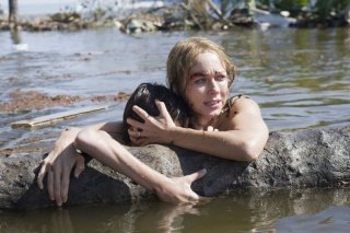 Naomi Watts e Tom Holland in una scena del drammatico The Impossible
