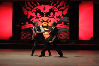 Only God Forgives: una scena di lotta tra Vithaya Pansringarm e Ryan Gosling