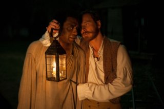 Twelve Years a Slave: Chiwetel Ejiofor e Michael Fassbender in una scena notturna