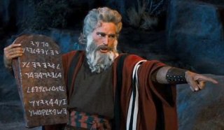 Charlton Heston in una scena de I dieci comandamenti
