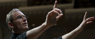 Steve Jobs: il protagonista del film Michael Fassbender in una scena