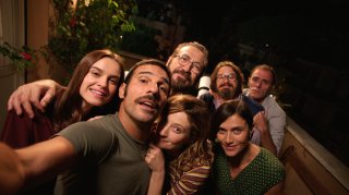 Perfetti sconosciuti: Marco Giallini, Anna Foglietta, Valerio Mastandrea, Kasia Smutniak, Giuseppe Battiston, Edoardo Leo e Alba Rohrwacher in un autoscatto promozionale del film