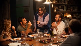 Perfetti sconosciuti: Alba Rohrwacher, Edoardo Leo, Giuseppe Battiston, Marco Giallini e Valerio Mastandrea in una scena del film