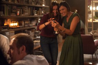 Perfetti sconosciuti: Kasia Smutniak e Anna Foglietta divertite in una scena del film, con in primo piano sulla sinistra Valerio Mastandrea