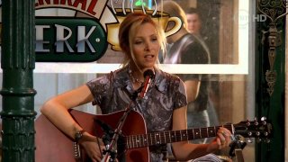 Friends: Lisa Kudrow/ Phoebe Buffay si esibisce al Central Perk