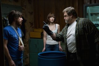 10 Cloverfield Lane: Mary Elizabeth Winstead, John Goodman e John Gallagher Jr. in una scena del film