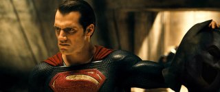 Batman v Superman: Henry Cavill tiene in mano la maschera di Batman