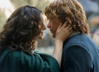 Outlander: i protagonisti Caitriona Balfe e Sam Heughan in un'immagine della seconda stagione