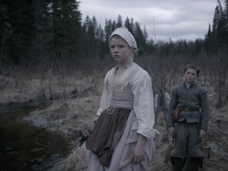 The Witch: Anya Taylor-Joy e Harvey Scrimshaw in una scena del film