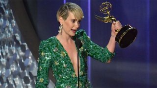 Sarah Paulson durante il suo discorso dopo aver vinto l'Emmy
