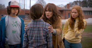 Stranger Things: Winona Ryder in una foto della seconda stagione
