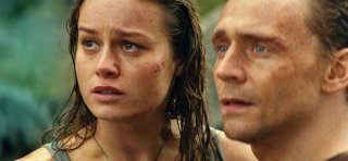 Kong: Skull Island, Brie Larson e Tom Hiddleston in una scena del film