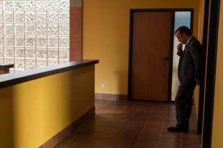 Better Call Saul 3: Bob Odenkirk in un momento della premiere della nuova stagione