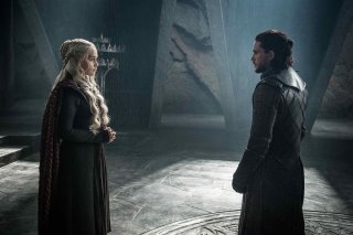Il trono di spade: Emilia Clarke con Kit Harington in una scena dell'episodio La giustizia della Regina