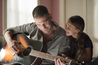 The Punisher: Nicolette Pierini e Jon Bernthal in una scena