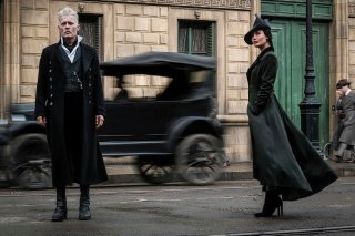 Animali Fantastici: I crimini di Grindelwald, Johnny Depp e Poppy Corby-Tuech in una foto del film