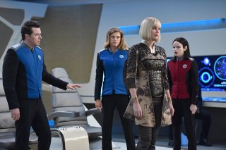 The Orville: Seth MacFarlane, Adrianne Palicki e Halston Sage in una scena della prima stagione