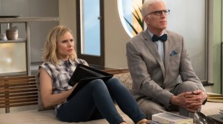 The Good Place: Kristen Bell e Ted Danson in una foto della seconda stagione