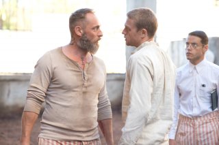 Papillon: Rami Malek e Charlie Hunnam in una scena del film