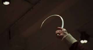 Suspiria - una scena dal primo trailer del remake di Guadagnino