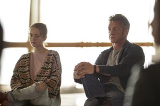 The First: Anna Jacoby-Heron e Sean Penn in una scena