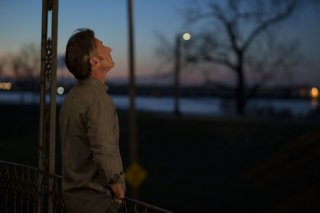 The First: Sean Penn guarda verso l'alto in una scena