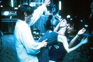 Gael Garcia Bernal con Diego Luna e Maribel Verdú in una scena di Y tu mamá también