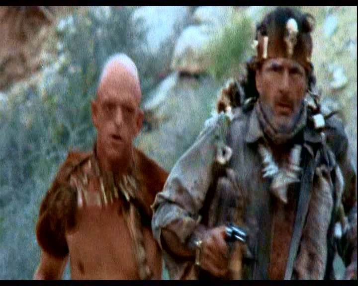 Michael Berryman e James Whitworth in una scena di LE COLLINE HANNO GLI OCCHI 23635 Michael Berryman e James Whitworth in una scena di LE COLLINE HANNO GLI OCCHI 23635