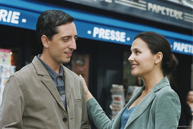 gad elmaleh e virginie ledoyen in una scena del film una top model nel mio letto 26588 movieplayer it