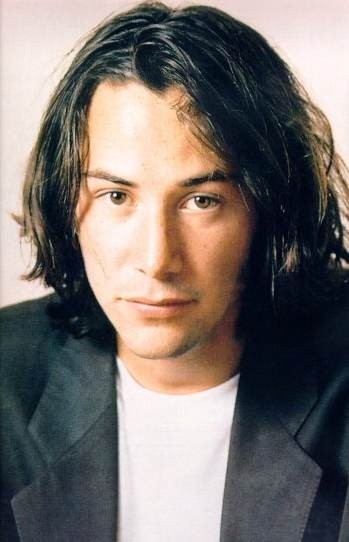 Keanu Reeves con i capelli lunghhi