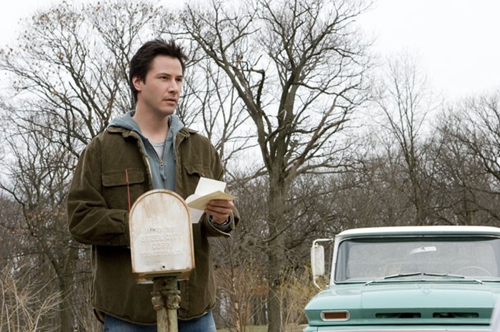 Keanu Reeves in una scena del film La casa sul lago del ...