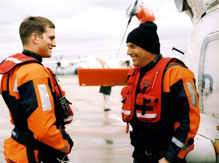 Kevin Costner e Ashton Kutcher in una scena del film The Guardian