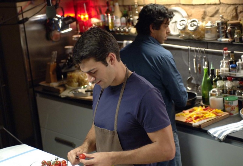 Pierfrancesco Favino e Luca Argentero in cucina nel film Saturno Contro: 37181 - Movieplayer.it