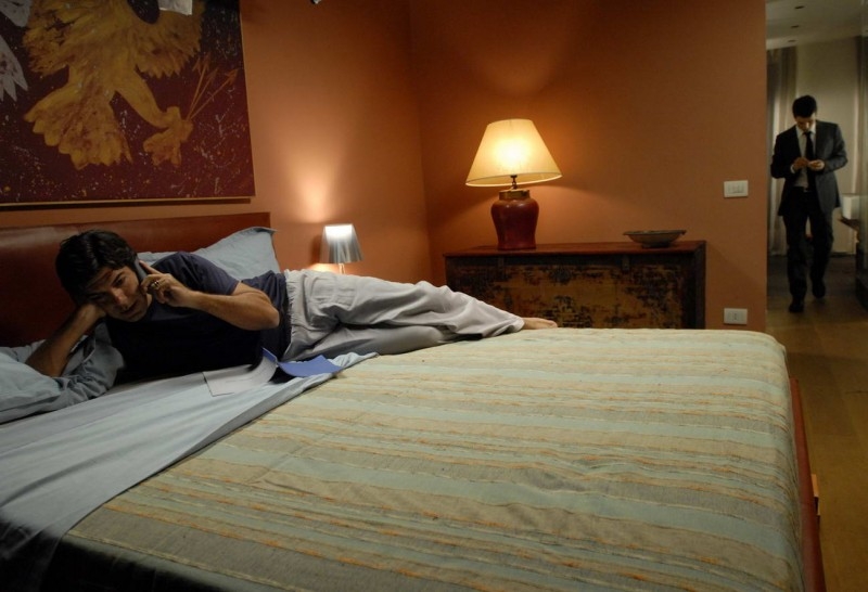 Pierfrancesco Favino e Luca Argentero (sullo sfondo) in una scena di Saturno Contro: 37200 ...