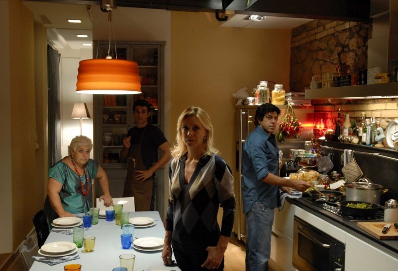 Serra Yilmaz, Luca Argentero, Margherita Buy, Pierfrancesco Favino in una scena di Saturno ...