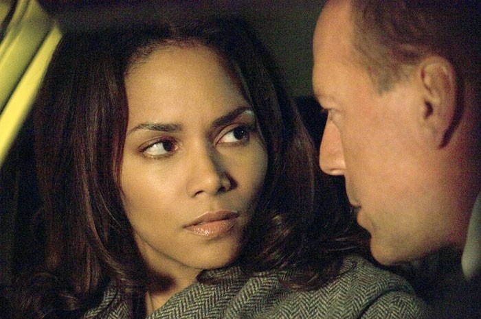 Movie With Bruce Willis And Halle Berry Halle Berry con Bruce Willis in una scena del film Perfect Stranger