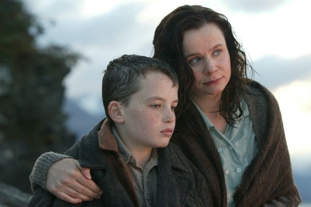 Il Piccolo Alex Etel Con Emily Watson In Una Scena Del Film The Water 