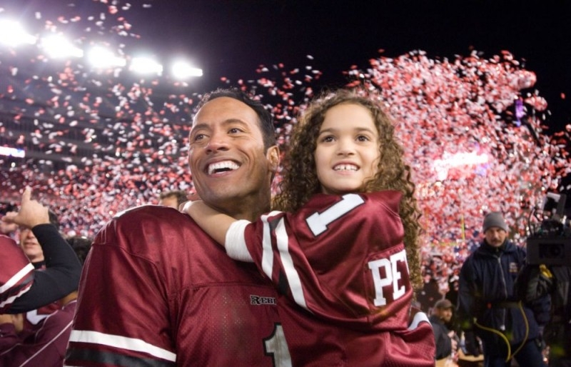 The Rock e Madison Pettis in una scena del film Cambio di The Rock e Madison Pettis in una scena del film Cambio di