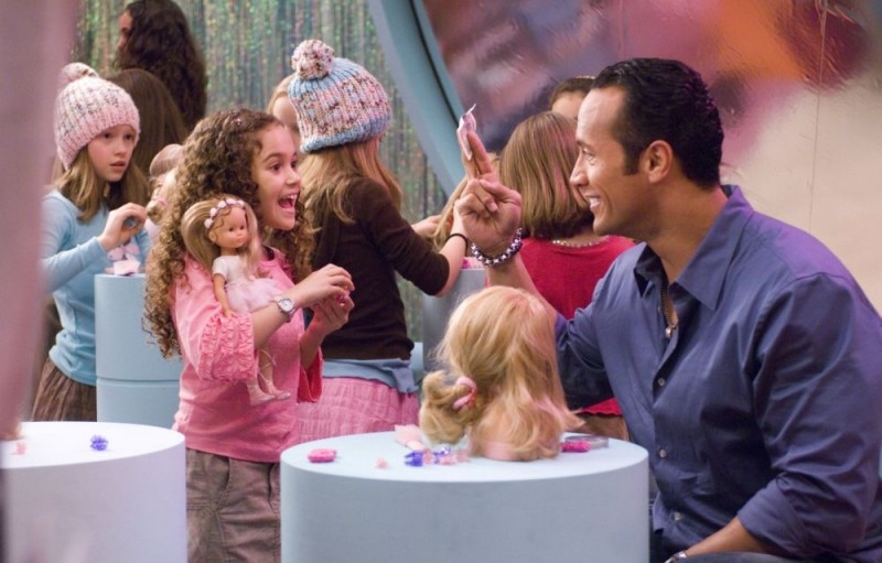 Dwayne Johnson e Madison Pettis in una sequenza del film Dwayne Johnson e Madison Pettis in una sequenza del film