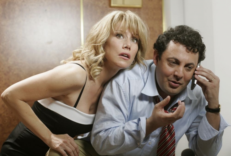 Nancy Brilli ed Enrico Brignano in una scena di Un'estate al mare 77777 Movieplayer.it Nancy Brilli ed Enrico Brignano in una scena di Un'estate al mare 77777 Movieplayer.it